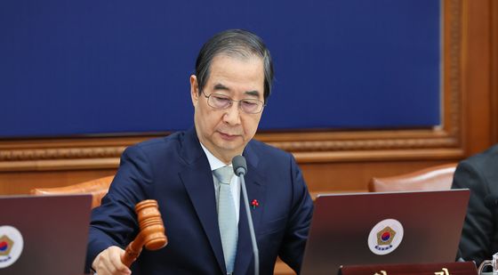 국무회의 시작하는 한덕수 대통령 권한대행