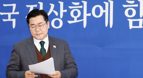 원내대책회의 입장하는 박찬대