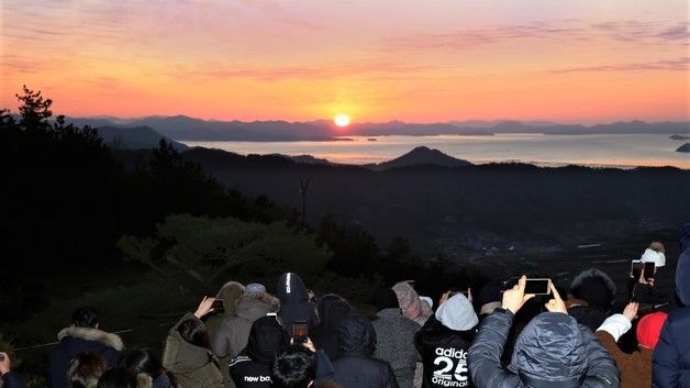 "드넓은 골프장서 일출 보며 새해 소망 비세요"