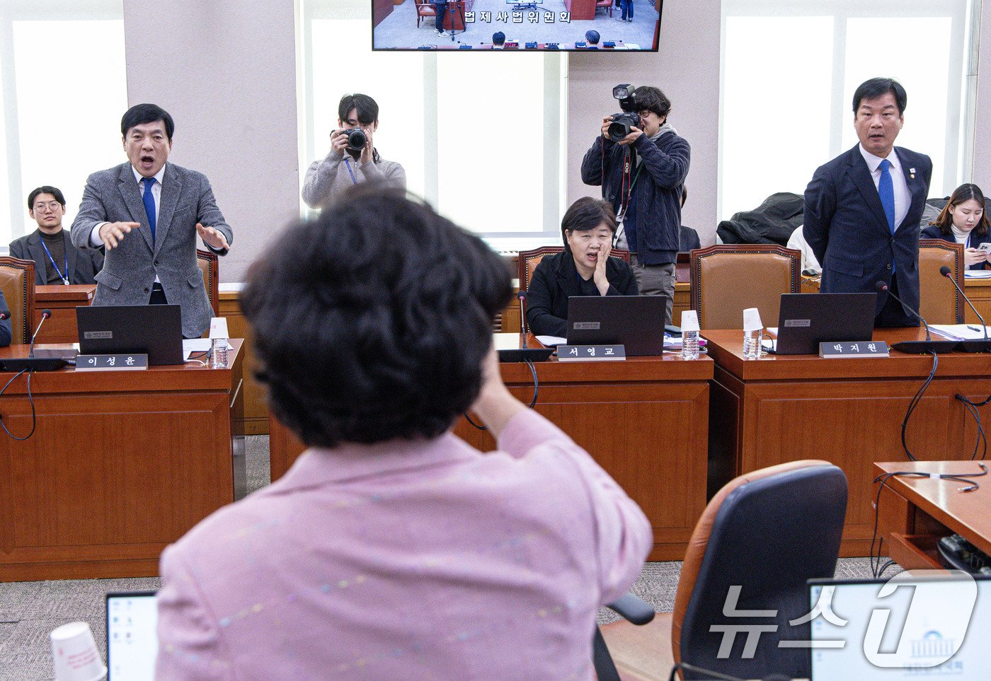 본문 이미지 - 더불어민주당 이성윤(왼쪽) 의원 박균택 의원, 조배숙 국민의힘 의원이 24일 오전 서울 여의도 국회에서 법제사법위원회 전체회의에서 언쟁을 벌이고 있다. 2024.12.24/뉴스1 ⓒ News1 이재명 기자
