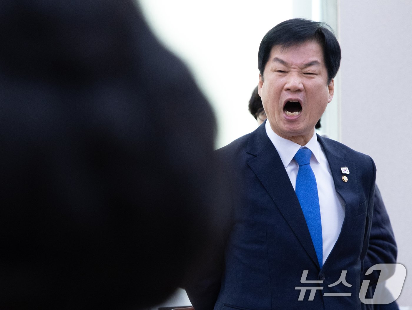 본문 이미지 - 박균택 더불어민주당 의원과 조배숙 국민의힘 의원이 24일 오전 서울 여의도 국회에서 법제사법위원회 전체회의에서 언쟁을 벌이고 있다. 2024.12.24/뉴스1 ⓒ News1 이재명 기자