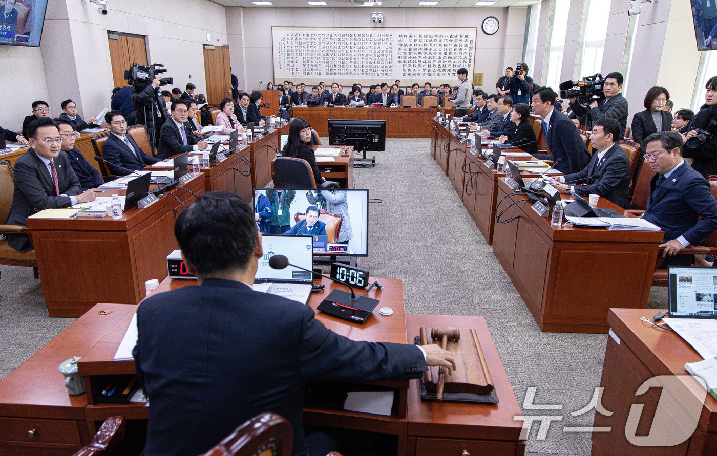 정청래 국회 법제사법위원회 위원장이 24일 오전 서울 여의도 국회에서 법사위 전체회의에서 여야 의원들이 언쟁이 심해지자 정회를 선포하고 있다. 2024.12.24/뉴스1 ⓒ News1 이재명 기자