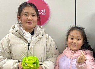 고현지&#40;왼쪽&#41;·고예진 자매가 2023년 크리스마스를 앞두고 돼지저금통을 기부하면서 기념촬영을 하고 있다./뉴스1