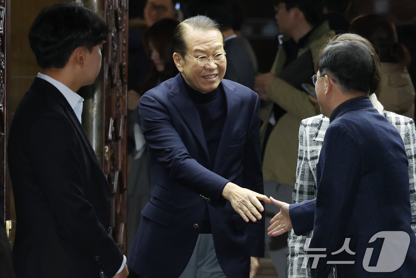 본문 이미지 - 국민의힘 비상대책위원장에 지명된 권영세 의원이 24일 오전 서울 여의도 국회에서 열린 의원총회에 참석하고 있다. 2024.12.24/뉴스1 ⓒ News1 이광호 기자