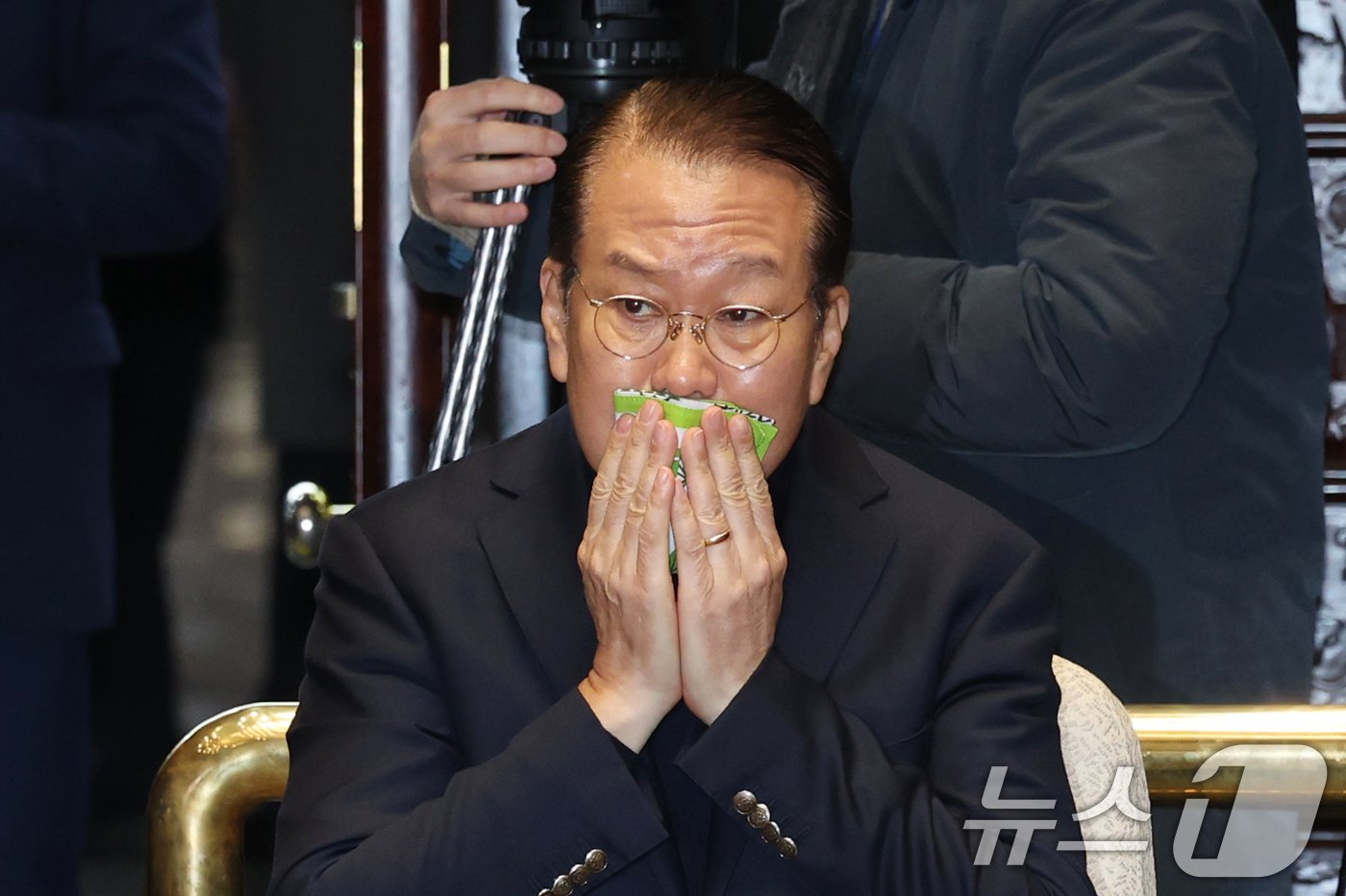 본문 이미지 - 국민의힘 비상대책위원장에 지명된 권영세 의원이 24일 오전 서울 여의도 국회에서 열린 의원총회에 참석하고 있다. 2024.12.24/뉴스1 ⓒ News1 이광호 기자