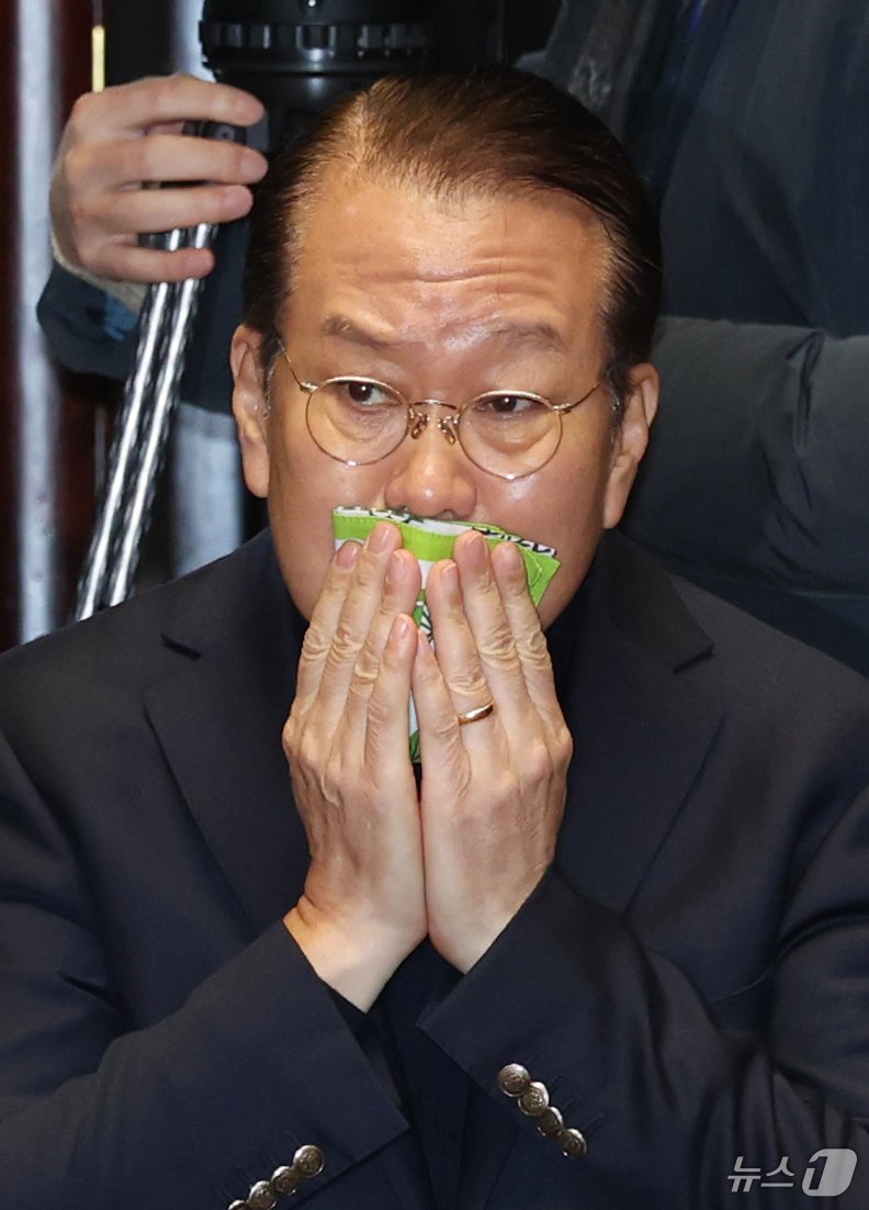 본문 이미지 - 국민의힘 비상대책위원장에 지명된 권영세 의원이 24일 오전 서울 여의도 국회에서 열린 의원총회에 참석하고 있다. 2024.12.24/뉴스1 ⓒ News1 이광호 기자