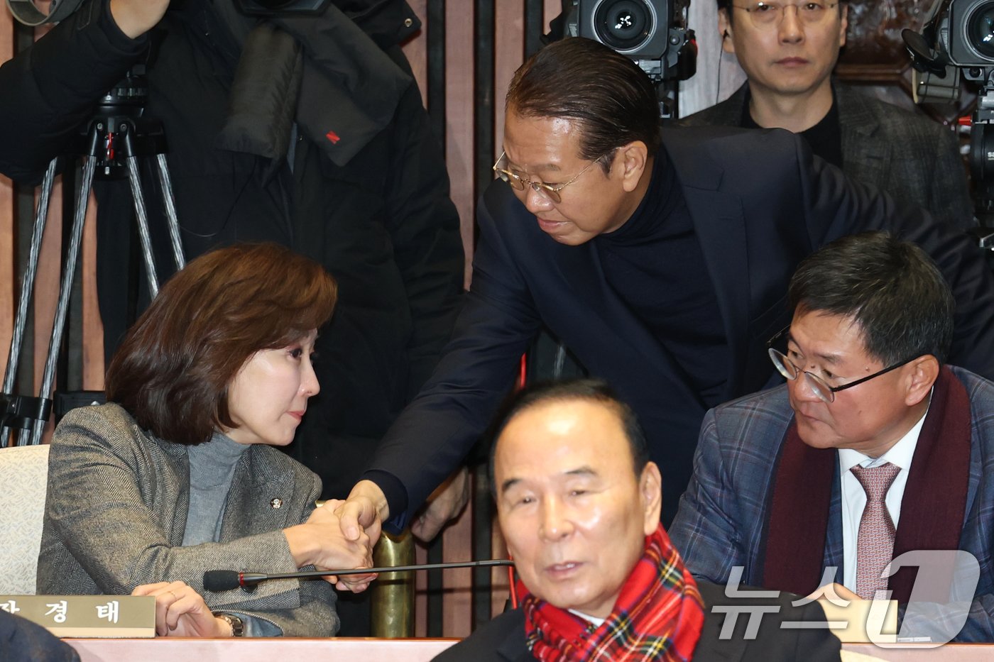 본문 이미지 - 국민의힘 비상대책위원장에 지명된 권영세 의원이 24일 오전 서울 여의도 국회에서 열린 의원총회에서 나경원 의원과 인사나누고 있다. 2024.12.24/뉴스1 ⓒ News1 이광호 기자