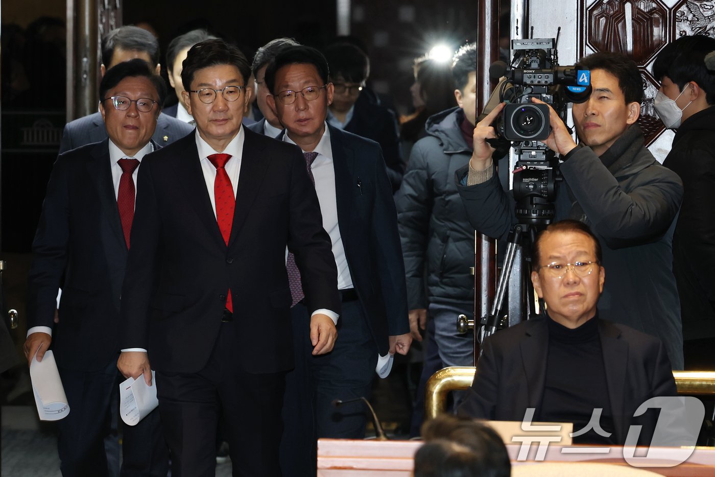 본문 이미지 - 권성동 국민의힘 대표 권한대행 겸 원내대표가 24일 오전 서울 여의도 국회에서 열린 의원총회에 참석하고 있다. 사진 오른쪽은 이날 비상대책위원장으로 지명된 권영세 의원. 2024.12.24/뉴스1 ⓒ News1 이광호 기자