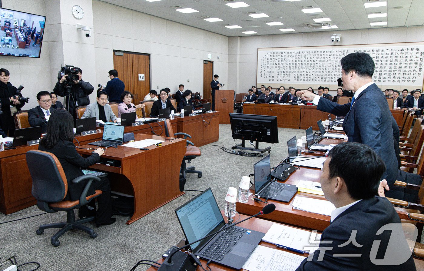 본문 이미지 - 박균택 더불어민주당 의원과 조배숙 국민의힘 의원이 24일 오전 서울 여의도 국회에서 법제사법위원회 전체회의에서 언쟁을 벌이고 있다. 2024.12.24/뉴스1 ⓒ News1 이재명 기자