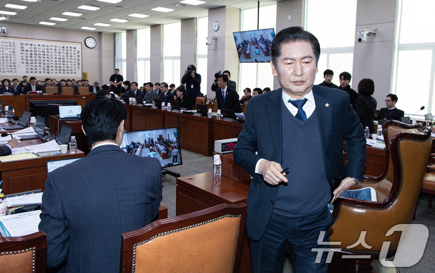 정청래 국회 법제사법위원회 위원장이 24일 오전 서울 여의도 국회에서 법사위 전체회의에서 여야 의원들이 언쟁이 심해지자 정회를 선포한 후 회의장을 나서고 있다. 2024.12.24/뉴스1 ⓒ News1 이재명 기자