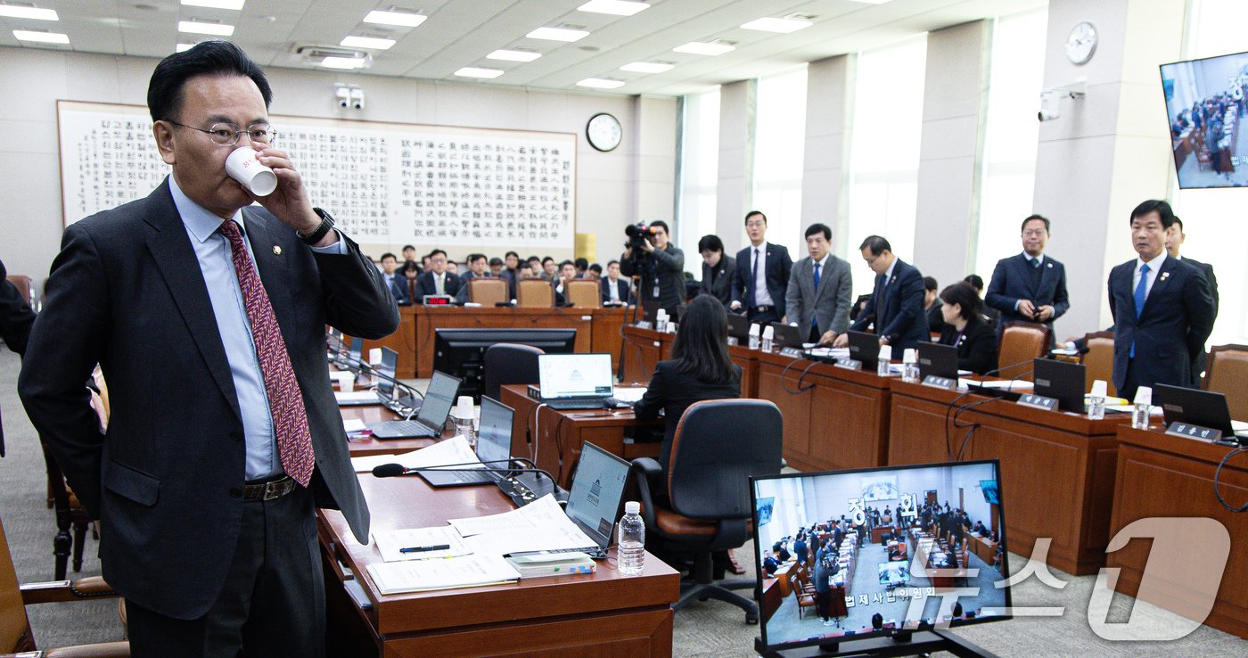 유상범 국회 법제사법위원회 국민의힘 간사가 24일 오전 서울 여의도 국회에서 법제사법위원회 전체회의에서 언쟁하던 중 목을 축이고 있다. 2024.12.24/뉴스1 ⓒ News1 이재명 기자