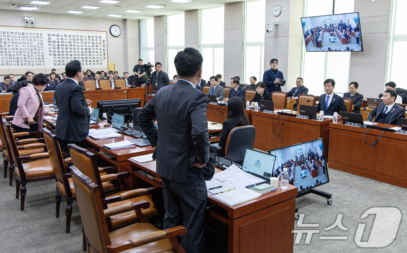 (서울=뉴스1) 이재명 기자 = 국회 법제사법위원회 여야 의원들이 24일 오전 서울 여의도 국회에서 법사위 전체회의에서 언쟁을 벌이고 있다. 2024.12.24/뉴스1