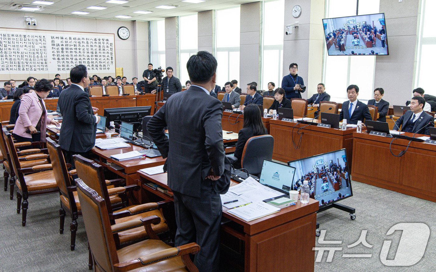 국회 법제사법위원회 여야 의원들이 24일 오전 서울 여의도 국회에서 법사위 전체회의에서 언쟁을 벌이고 있다. 2024.12.24/뉴스1 ⓒ News1 이재명 기자