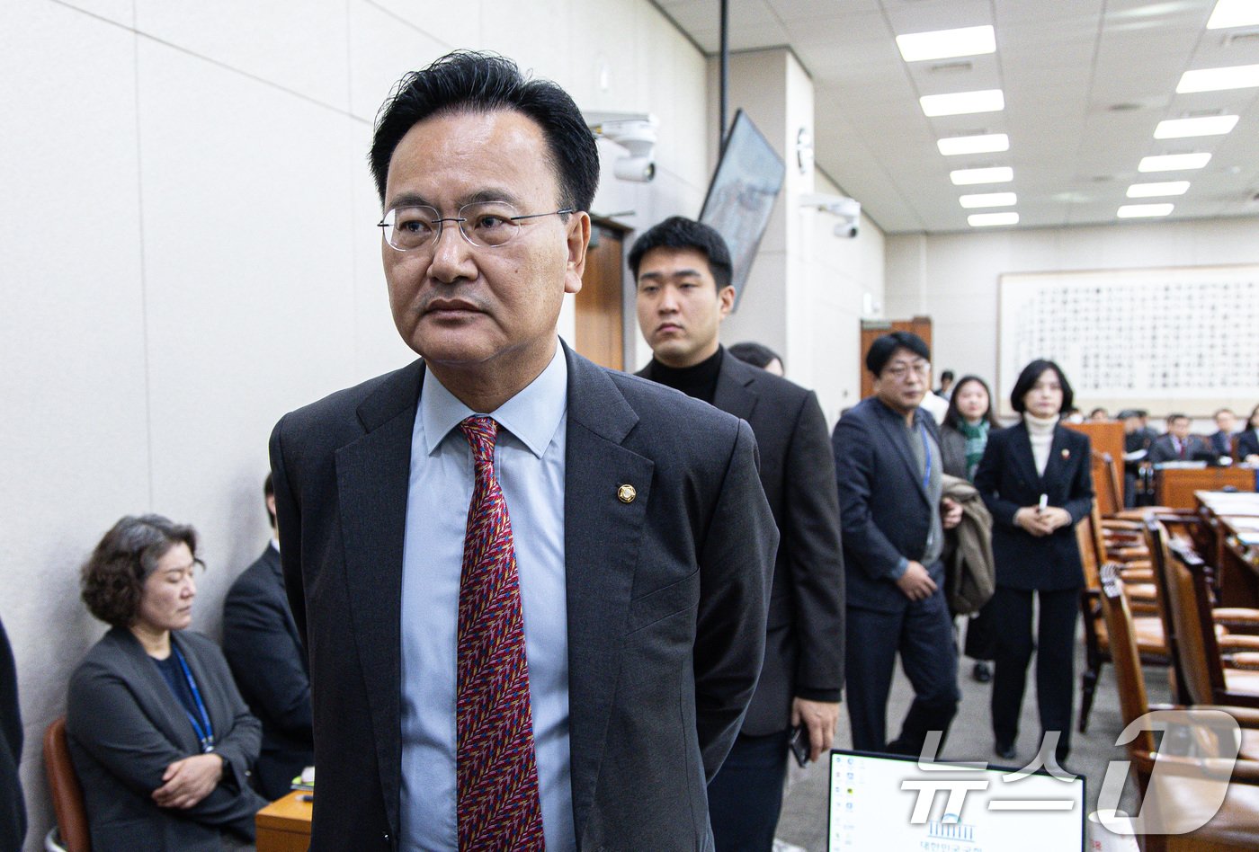 본문 이미지 - 유상범 국회 법제사법위원회 국민의힘 간사가 24일 오전 서울 여의도 국회에서 법제사법위원회 전체회의에서 언쟁하던 회의장을 나서고 있다. 2024.12.24/뉴스1 ⓒ News1 이재명 기자