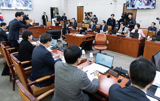 '국가범죄 공소시효 배제 특례법'…野 단독 법사위 통과