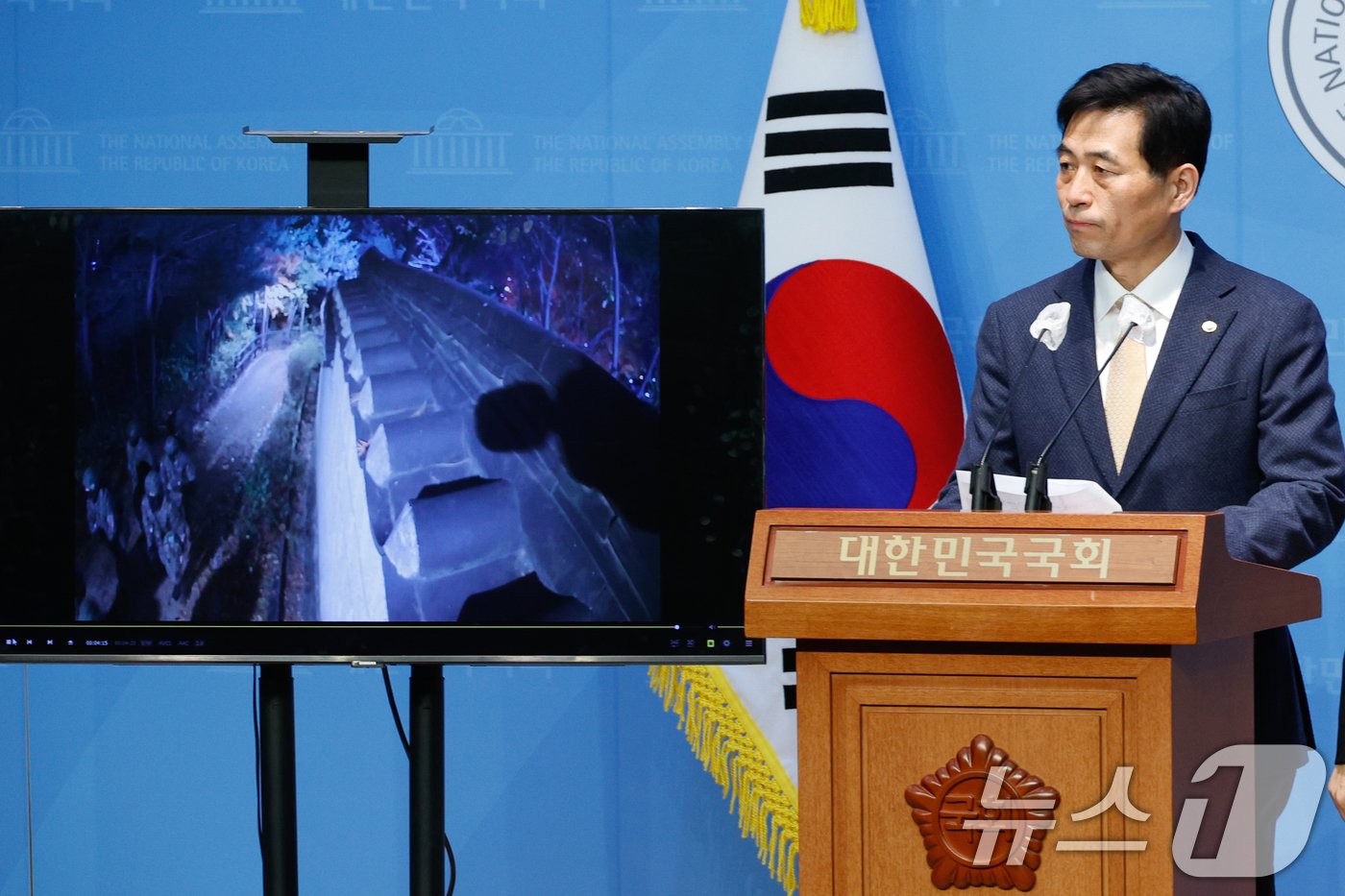 본문 이미지 - 김민기 국회 사무총장이 24일 서울 여의도 국회 소통관에서 지난 12월 4일 비상계엄 당시 국회에서 계엄해제 요구결의안이 의결됐음에도 무장 군인들이 국회의장 공관으로 출동한 뒤 국무회의에서 계엄 해제가 의결된 이후 철수했다며 국방부의 해명을 촉구, 공관 CCTV 영상을 공개하고 있다. 2024.12.24/뉴스1 ⓒ News1 안은나 기자