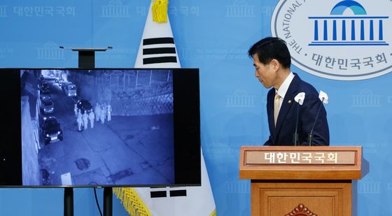 국회의장 공관 앞 무장군인들…CCTV 공개