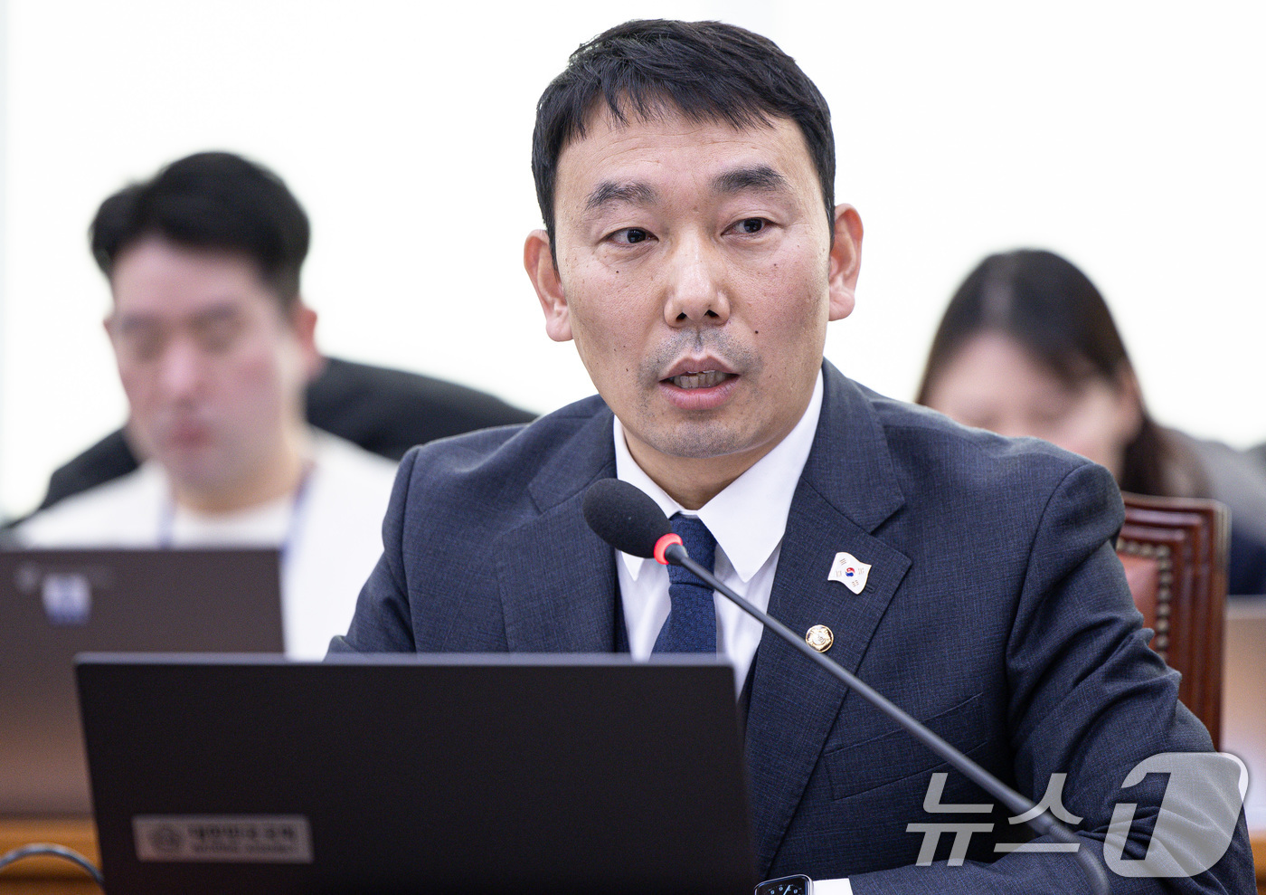 (서울=뉴스1) 이재명 기자 = 김용민 더불어민주당 의원이 24일 오전 서울 여의도 국회에서 법제사법위원회 전체회의에서 신상발언을 하고 있다 2024.12.24/뉴스1