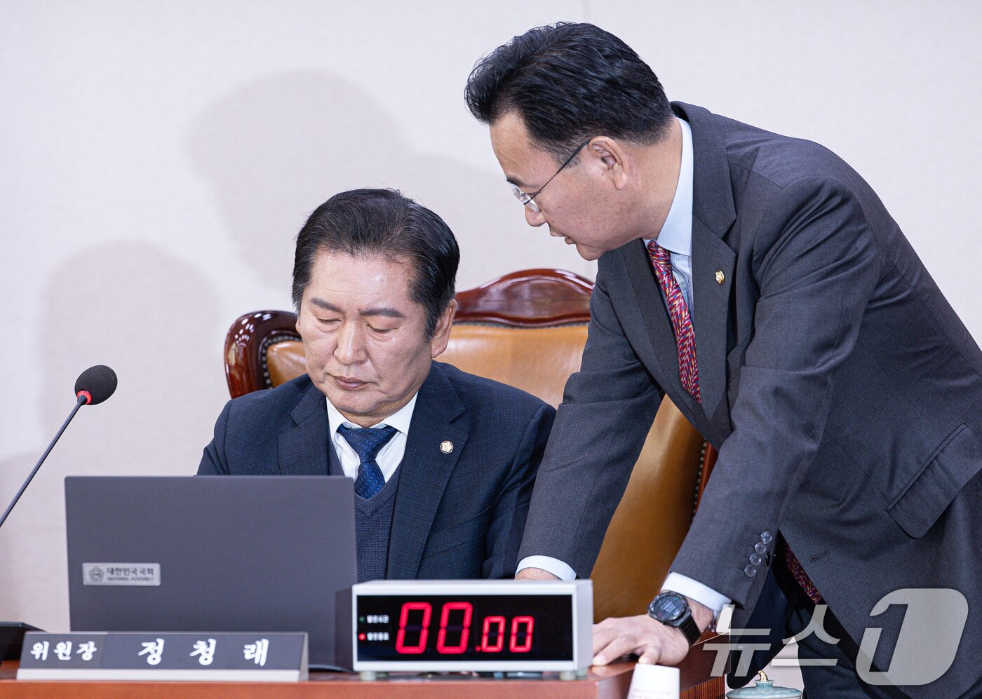 본문 이미지 - 정청래 신임 민주당 대표가 국회 법제사법위원회 위원장 시절인 지난해 12월 24일 오전 서울 여의도 국회에서 법사위 전체회의에서 유상범 국민의힘 간사와 대화를 하고 있다. 2024.12.24/뉴스1 ⓒ News1 이재명 기자