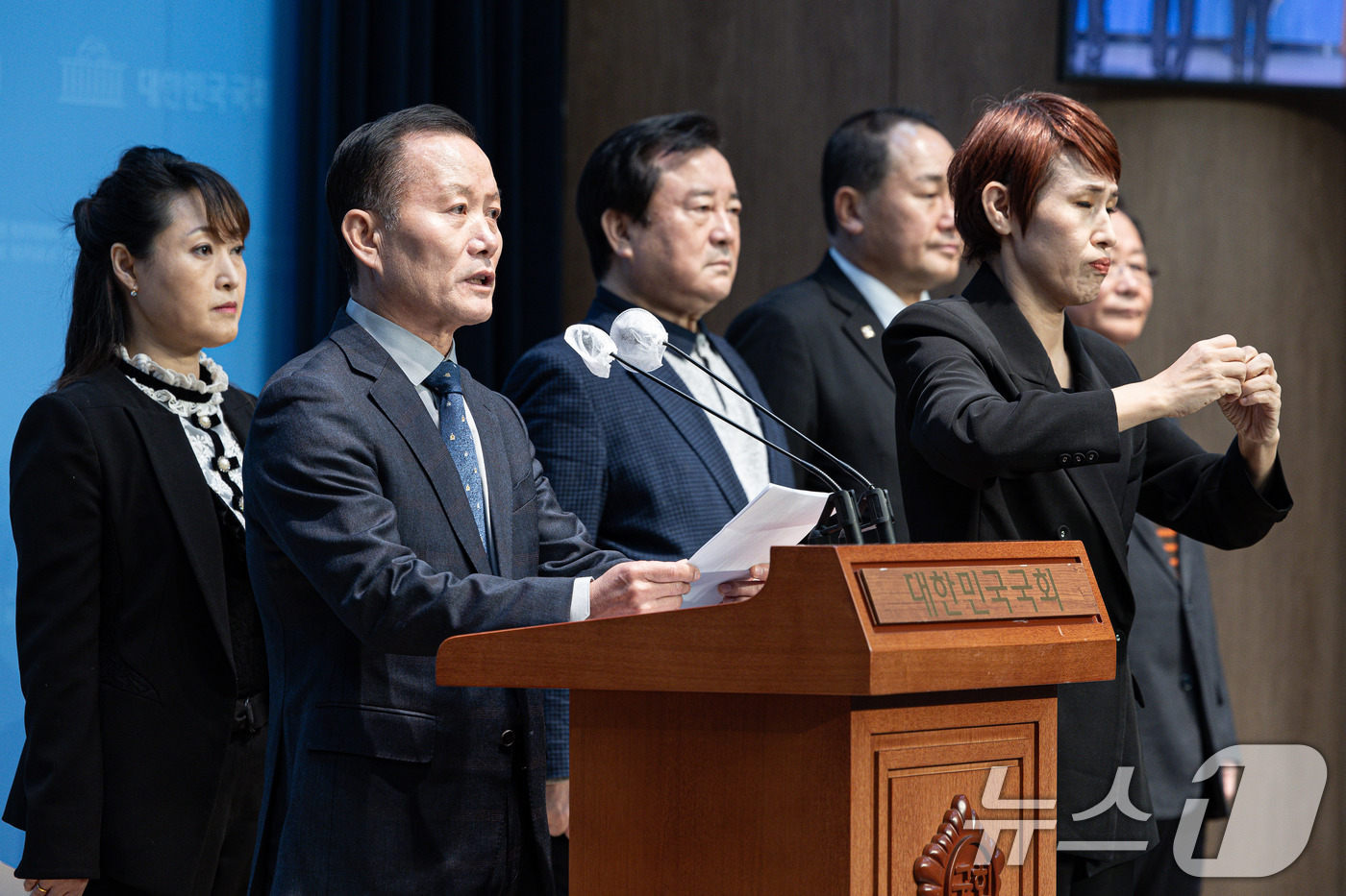 (서울=뉴스1) 이재명 기자 = 국방안보포럼 회원들이 24일 오전 서울 여의도 국회 소통관에서 군 예비역 시국선언 기자회견을 하고 있다. 2024.12.24/뉴스1