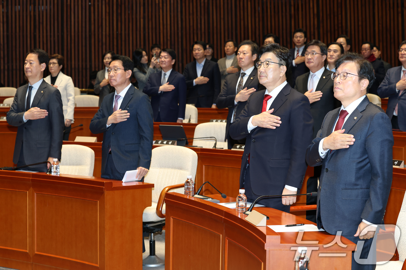 (서울=뉴스1) 이광호 기자 = 권성동 국민의힘 대표 권한대행 겸 원내대표가 24일 오전 서울 여의도 국회에서 열린 의원총회에서 의원들과 국민의례를 하고 있다. 2024.12.24 …