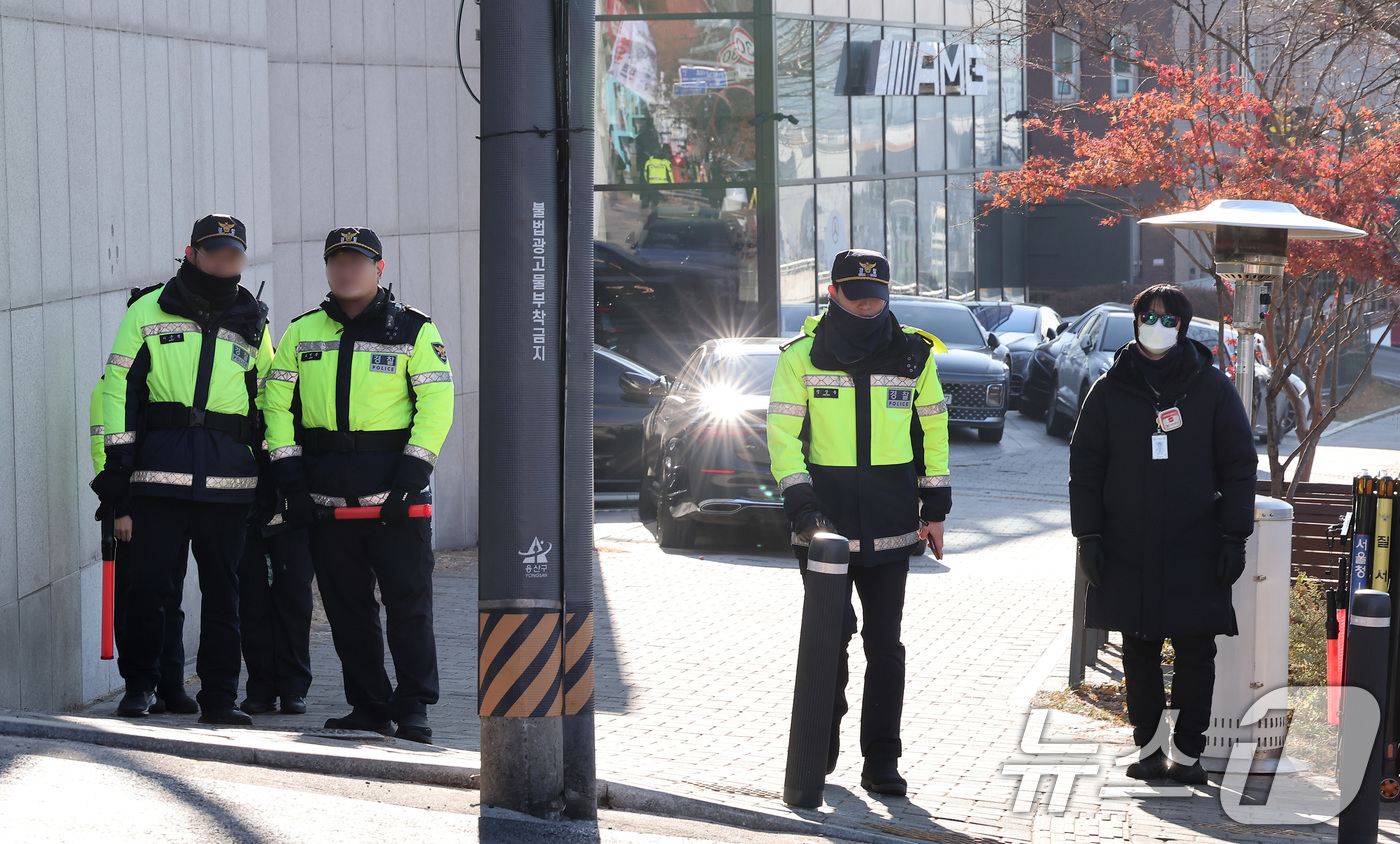 (서울=뉴스1) 김성진 기자 = 공수처와 경찰 등으로 꾸려진 공조수사본부가 윤석열 대통령에게 통보한 2차 소환일을 하루 앞둔 24일 서울 용산구 대통령 관저 앞에서 경찰들이 경계 …