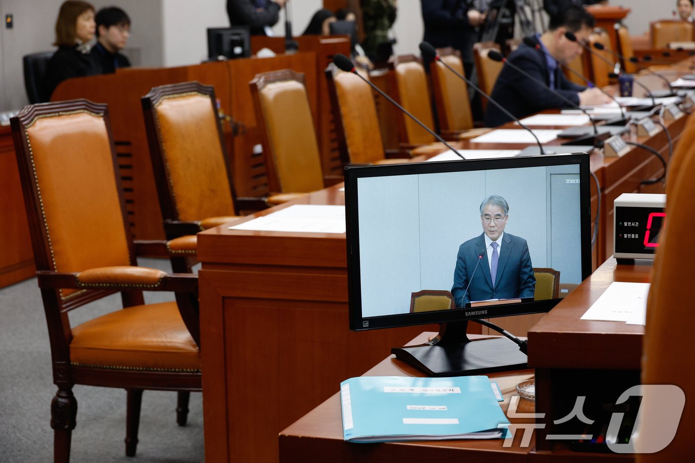 조한창 헌법재판소 재판관 후보자가 24일 오전 서울 여의도 국회에서 열린 인사청문회에 출석해 인사말을 하는 가운데 여당인 국민의힘 자리가 불참으로 비어 있다. 2024.12.24/뉴스1 ⓒ News1 안은나 기자