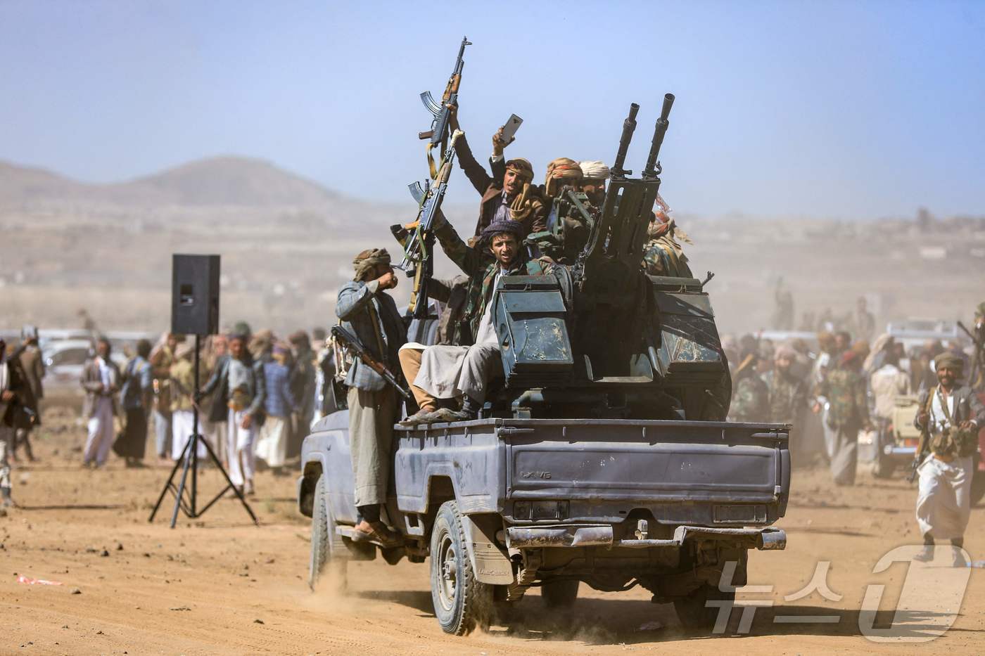 (사나 AFP=뉴스1) 우동명 기자 = 23일 (현지시간) 예멘 부족 전사들이 사나 교외에서 이스라엘의 격퇴와 팔레스타인과 연대를 주장하는 시위를 하고 있다. 2024.12.24ⓒ …