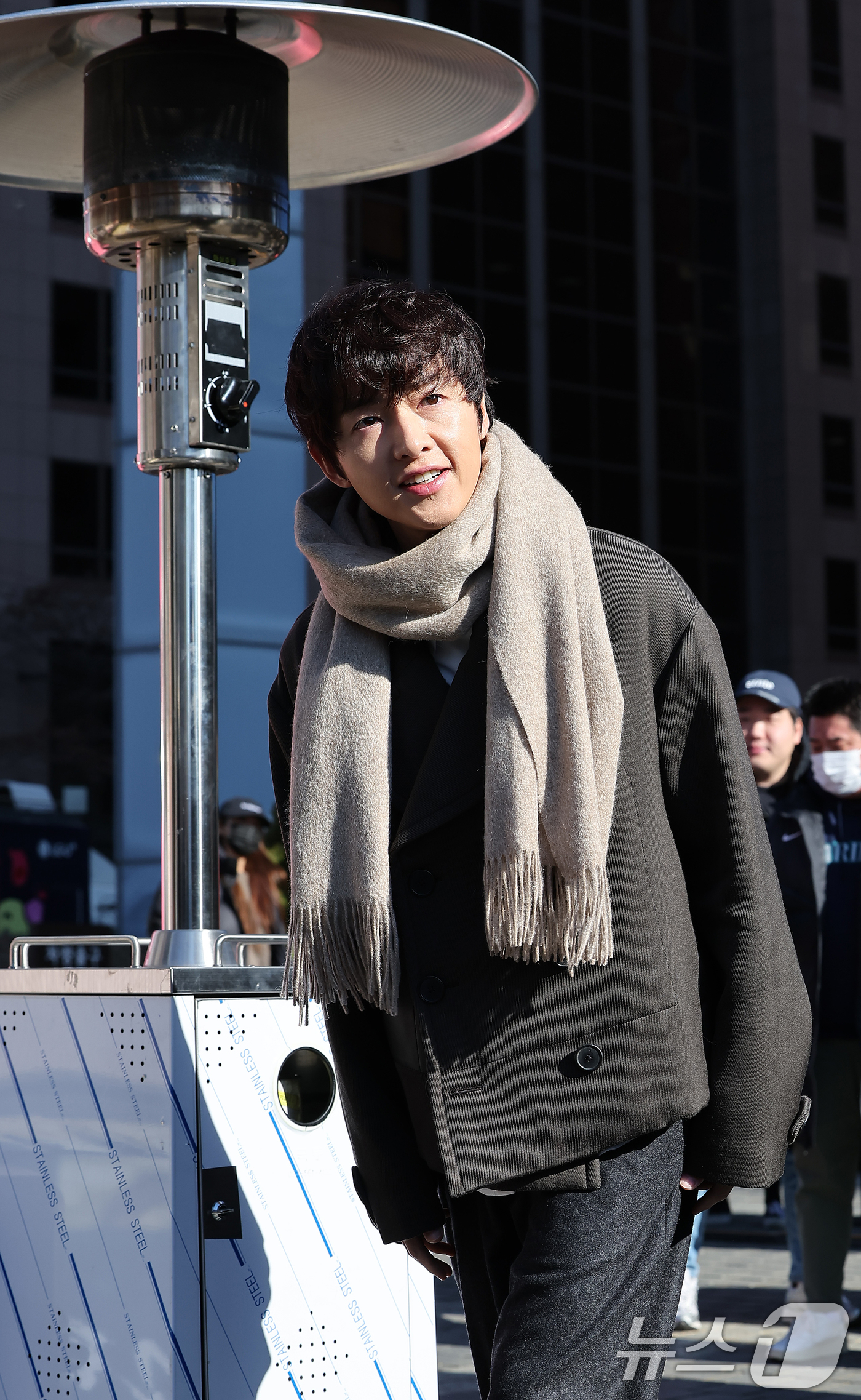 (서울=뉴스1) 김진환 기자 = 배우 송중기가 24일 오전 서울 중구 프레스센터 앞 광장에서 열린 영화 ‘보고타 : 마지막 기회의 땅' 깜짝 이벤트에 참석하고 있다. 2024.12 …