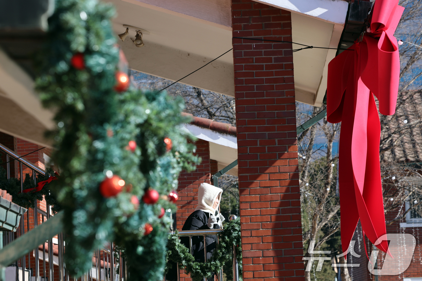 (서울=뉴스1) 황기선 기자 = 성탄절을 하루 앞둔 24일 용산공원 장교숙소5단지에서 열린 '해피크리스마스 빌리지'에서 관람객들이 사진촬영을 하며 즐거운 시간을 보내고 있다. 20 …