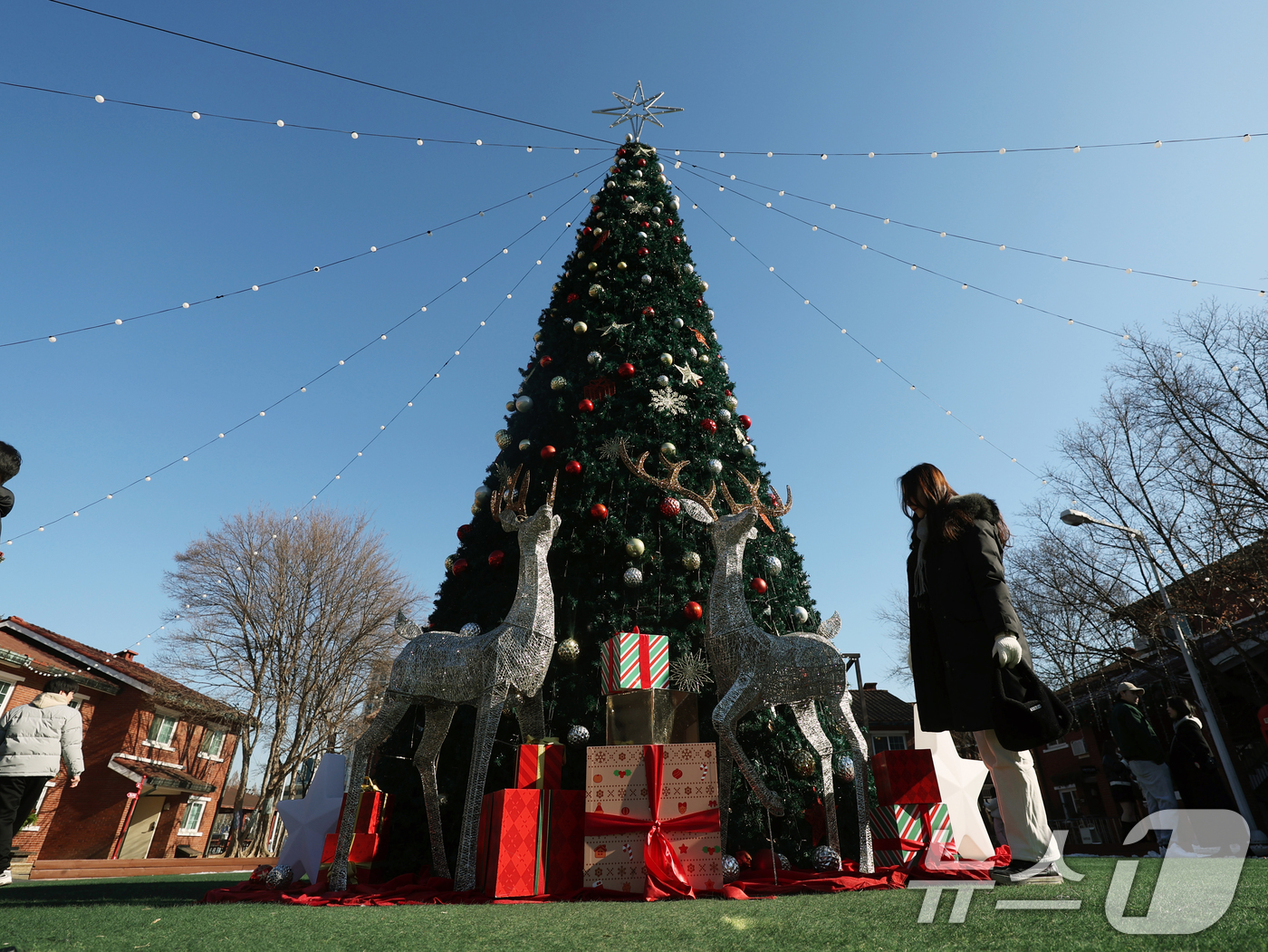 (서울=뉴스1) 황기선 기자 = 성탄절을 하루 앞둔 24일 용산공원 장교숙소5단지에서 열린 '해피크리스마스 빌리지'에서 관람객들이 사진촬영을 하며 즐거운 시간을 보내고 있다. 20 …