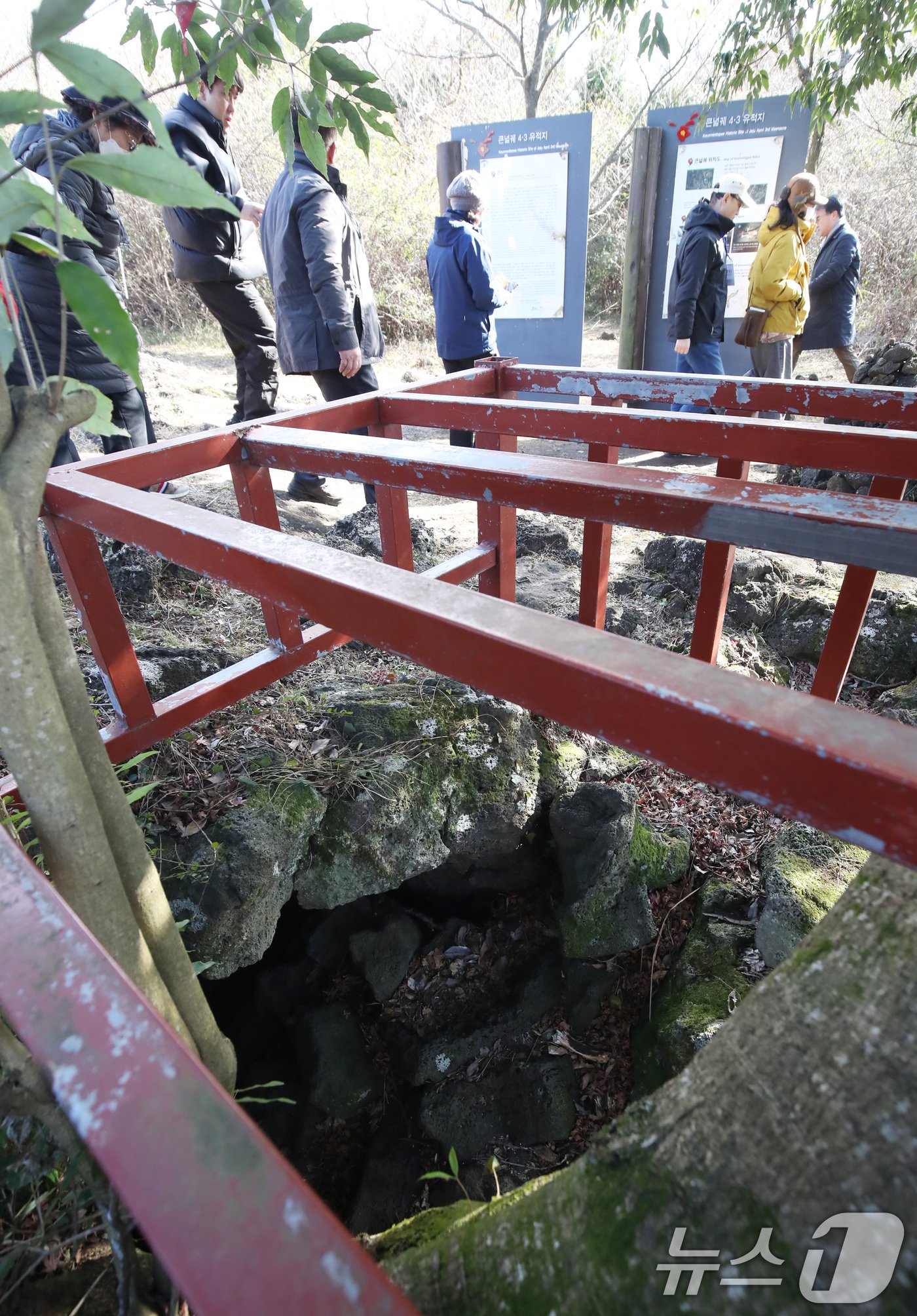 본문 이미지 - 4·3희생자 유족회, 도내 작가단체 등 4·3유적지 평화기행 참가자들이 24일 제주 서귀포시 안덕면 동광리 '큰넓궤'에서 4·3유적지 설명을 듣고 있다. 2024.12.24/뉴스1 ⓒ News1 오현지 기자