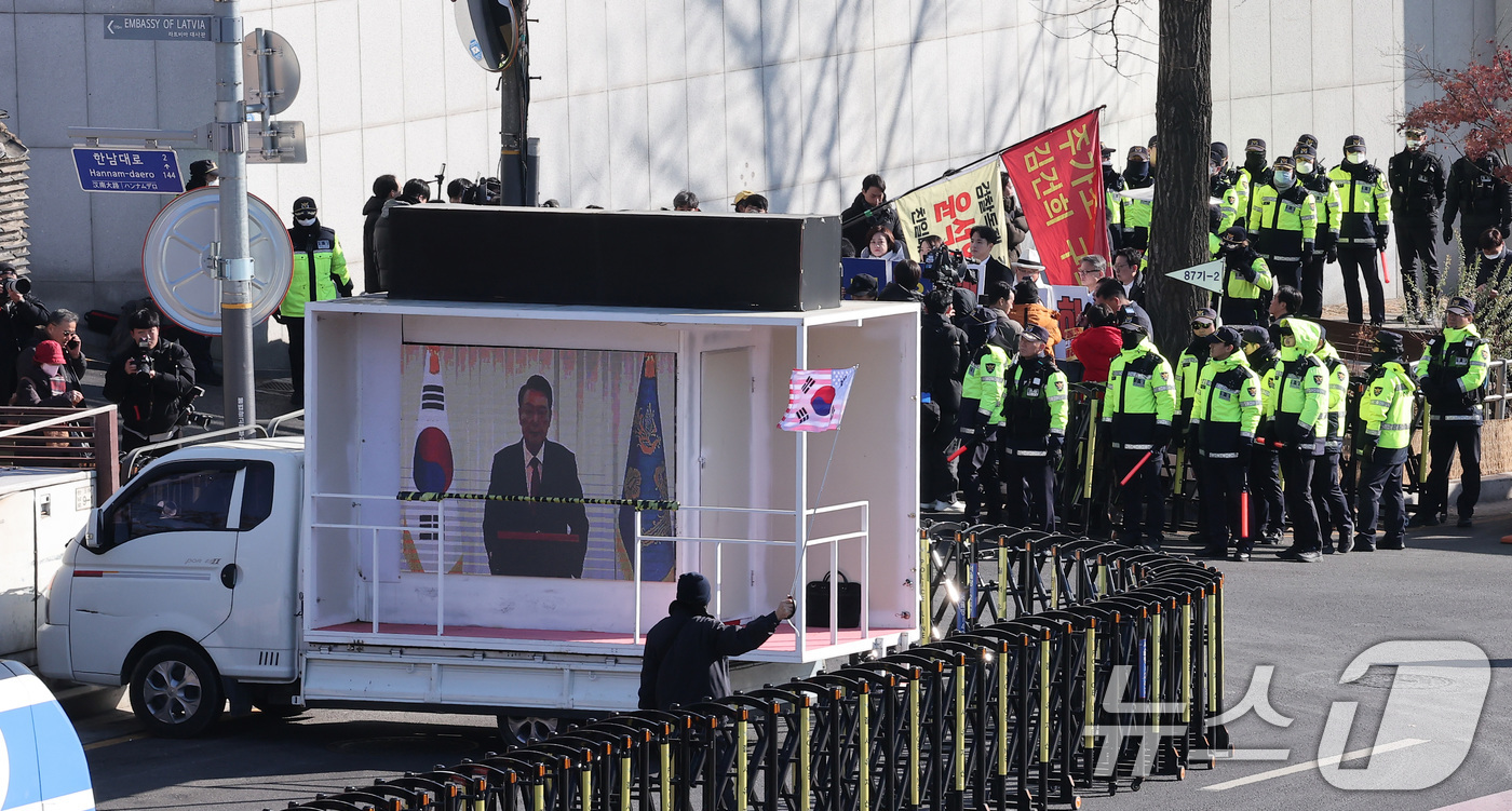 (서울=뉴스1) 김성진 기자 = 24일 서울 용산구 대통령 관저 앞에서 윤석열 체포 변호사단 주최로 열린 내란범 윤석열 즉각 체포·구속을 위한 기자회견 도중 보수집회가 준비한 윤석 …