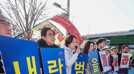 윤석열 체포 변호사단, '내란범 윤석열을 체포·구속하라'