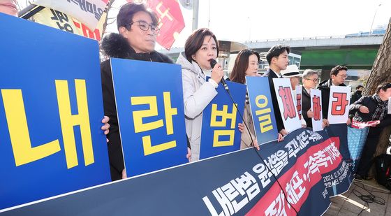 尹 즉각 체포 요구하는 윤석열 체포 변호사단