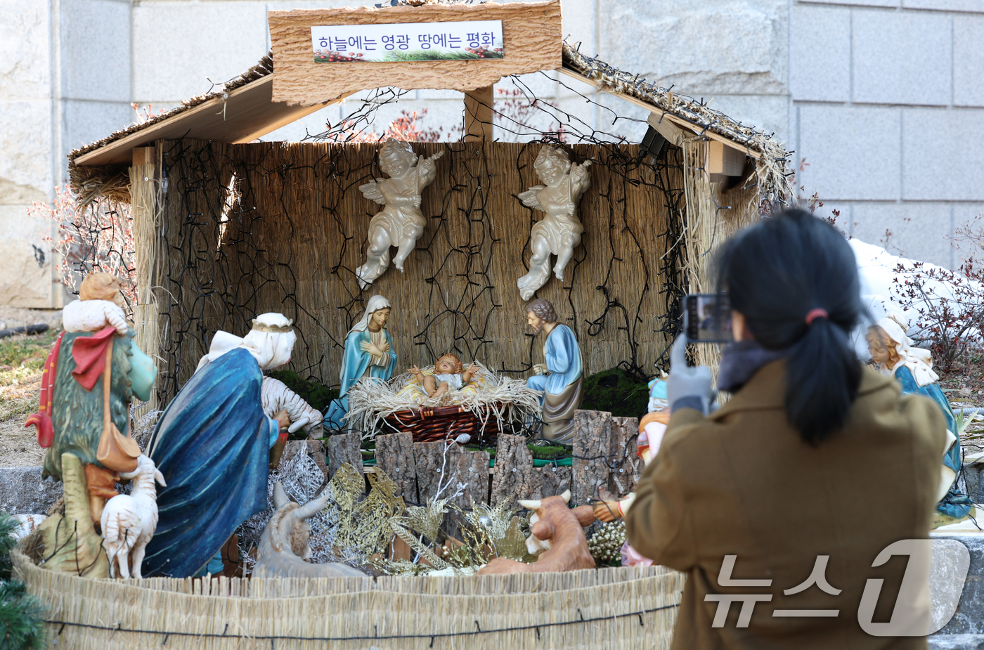 (수원=뉴스1) 김영운 기자 = 성탄절을 하루 앞둔 24일 오후 경기 수원시 권선구 권선동성당에서 한 시민이 구유를 바라보고 있다. 2024.12.24/뉴스1