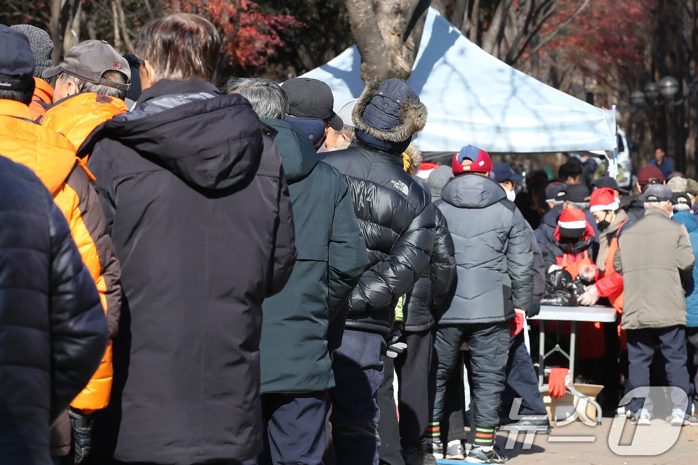 본문 이미지 - 대구 달서구 두류공원 무료급식소에서 노인들이 길게 줄지어 점심 배식을 기다리고 있다. /뉴스1 ⓒ News1 공정식 기자