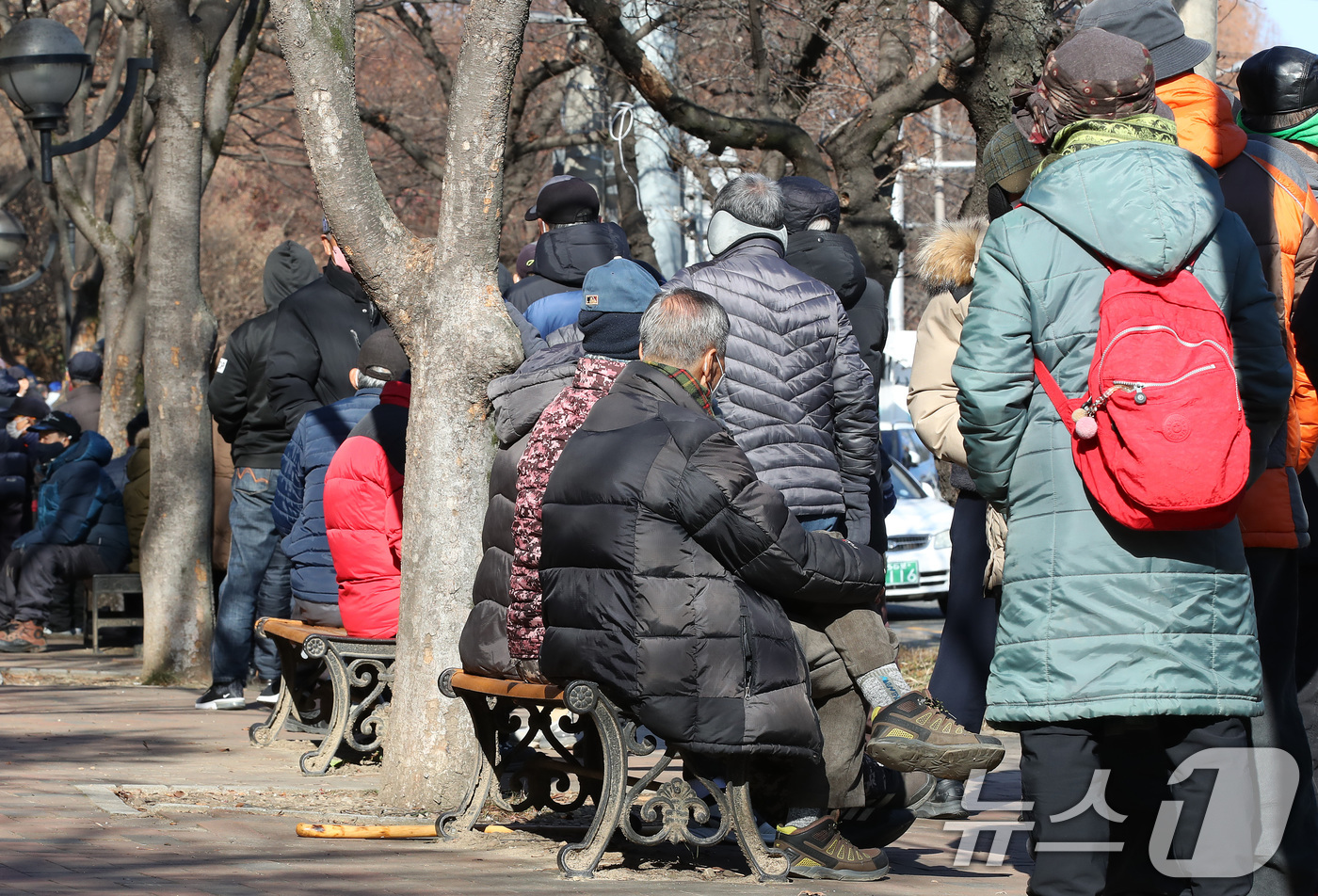 (대구=뉴스1) 공정식 기자 = 크리스마스를 하루 앞둔 24일 대구 달서구 두류공원 무료급식소에서 노인들이 길게 줄지어 점심 배식을 기다리고 있다.행정안전부에 따르면 전날 기준 국 …