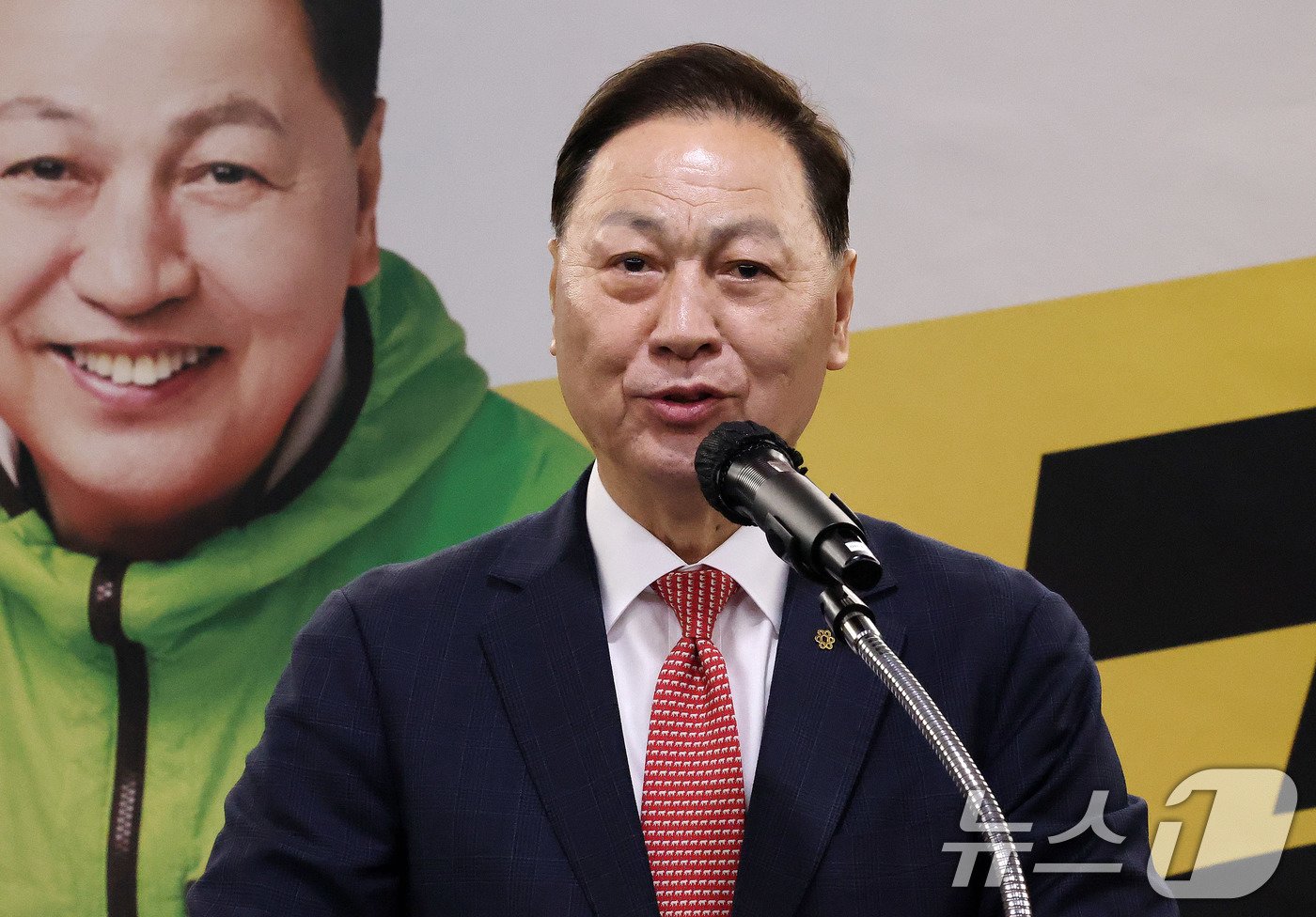 본문 이미지 - 강태선 서울시체육회장&#40;블랙야크 그룹 회장&#41;이 24일 오후 서울 송파구 올림픽파크텔에서 열린 제42회 대한체육회장 후보 기자회견 및 비전선포식에서 출마 선언을 하고 있다. 2024.12.24/뉴스1 ⓒ News1 박세연 기자