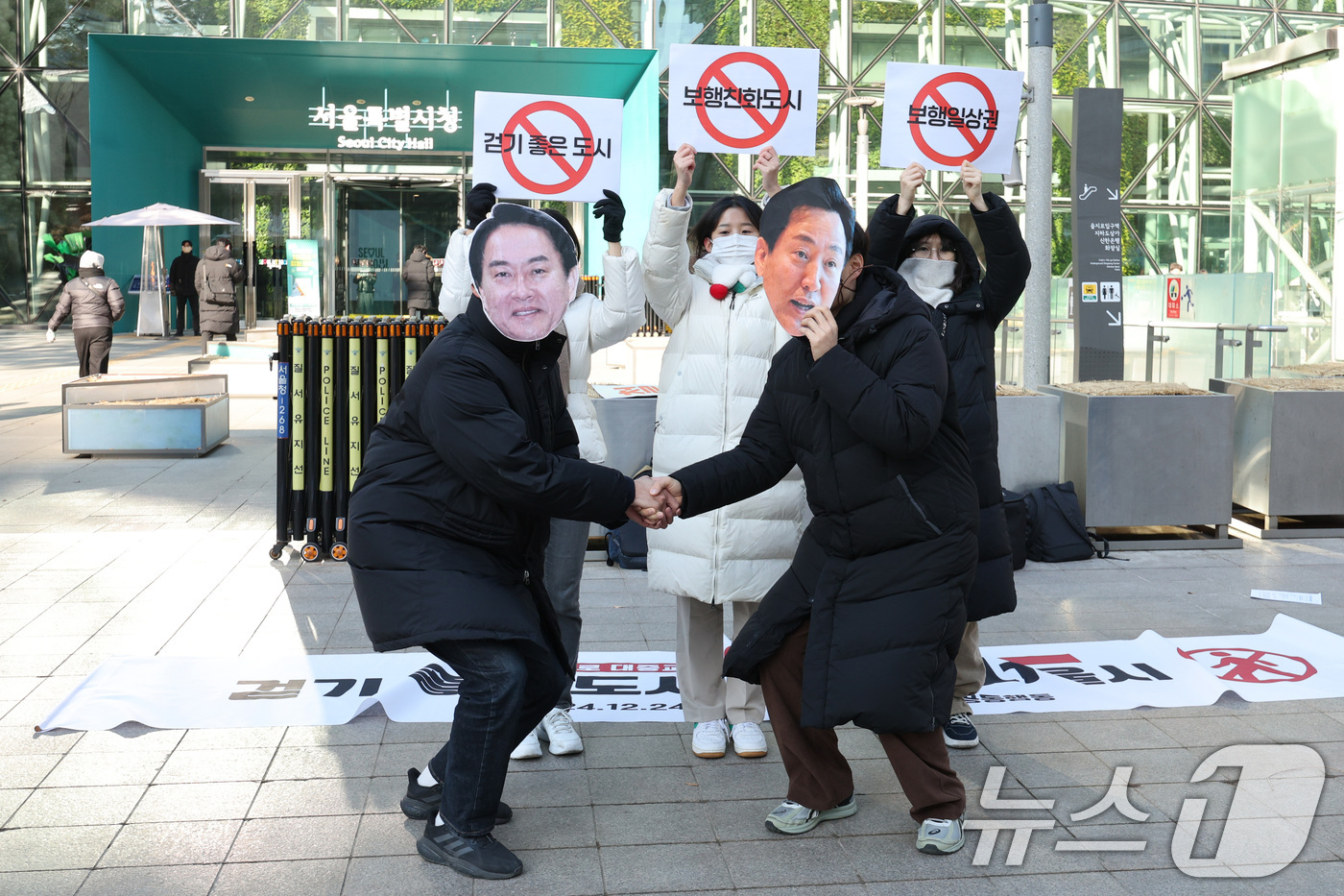 (서울=뉴스1) 신웅수 기자 = 연세로 공동행동 회원들이 24일 서울시청 앞에서 가진 연세로 대중교통전용지구 해제 규탄 기자회견에서 오세훈 서울시장과 이성헌 서대문구청장을 규탄하는 …