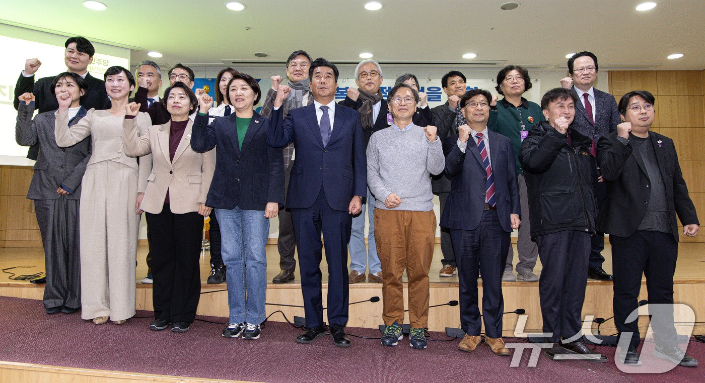 강청희 더불어민주당 보건의료특별위원회 위원장를 비롯한 참석자들이 24일 오후 서울 여의도 국회 의원회관에서 열린 &#39;내란극복·국정안정을 위한 의학교육 정상화&#39; 토론회에서 기념촬영을 하고 있다. 2024.12.24/뉴스1 ⓒ News1 이재명 기자