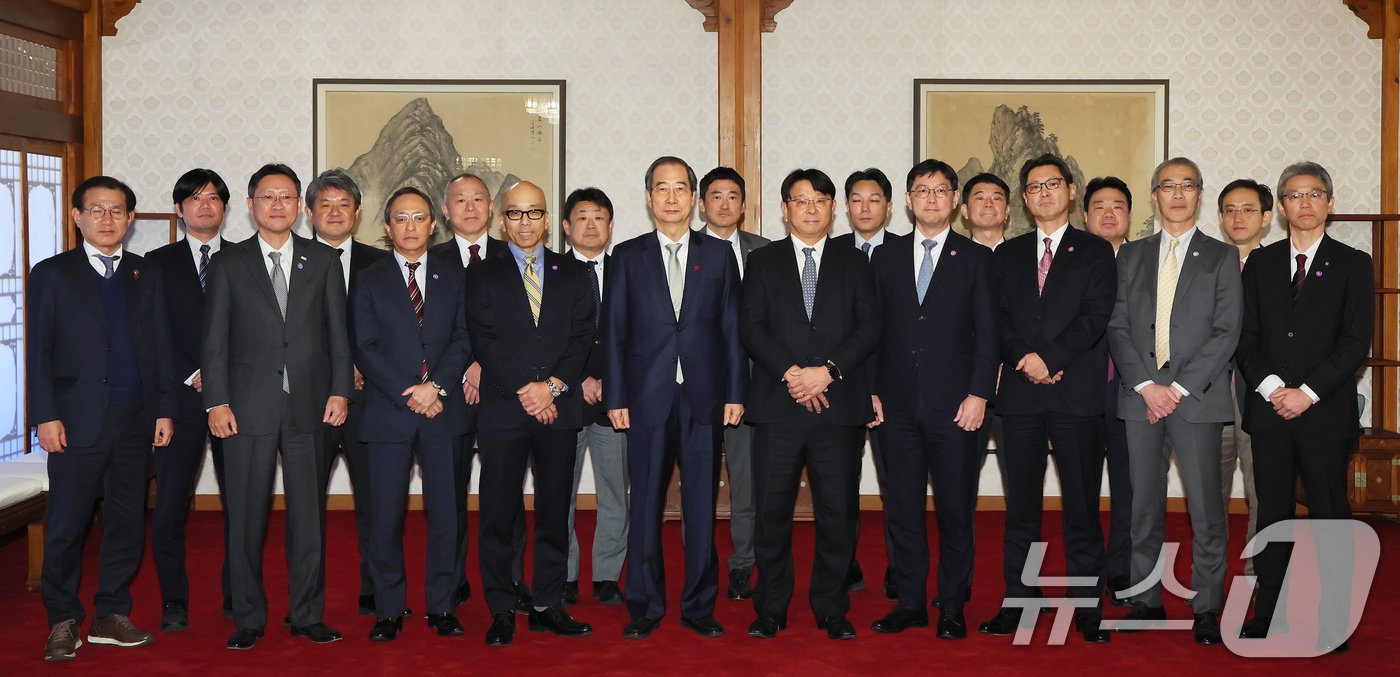 한덕수 대통령 권한대행 국무총리&#40;앞줄 왼쪽 다섯번째&#41;가 24일 오후 서울 종로구 국무총리 공관에서 열린 서울재팬클럽 오찬간담회에 앞서 이구치 카즈히로 서울재팬클럽 이사장&#40;앞줄 왼쪽 네번째&#41; 등 참석자들과 기념촬영 하고 있다. &#40;국무총리실 제공&#41; 2024.12.24/뉴스1 ⓒ News1 장수영 기자