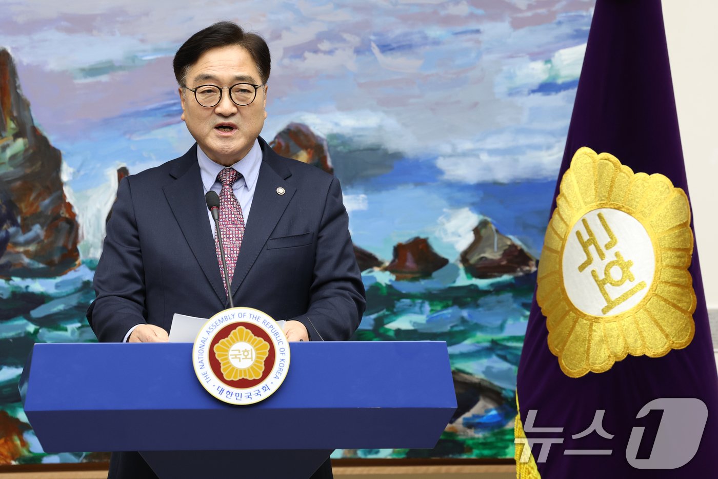 본문 이미지 - 우원식 국회의장이 24일 오후 서울 여의도 국회에서 기자회견을 하고 있다. 2024.12.24/뉴스1 ⓒ News1 이광호 기자