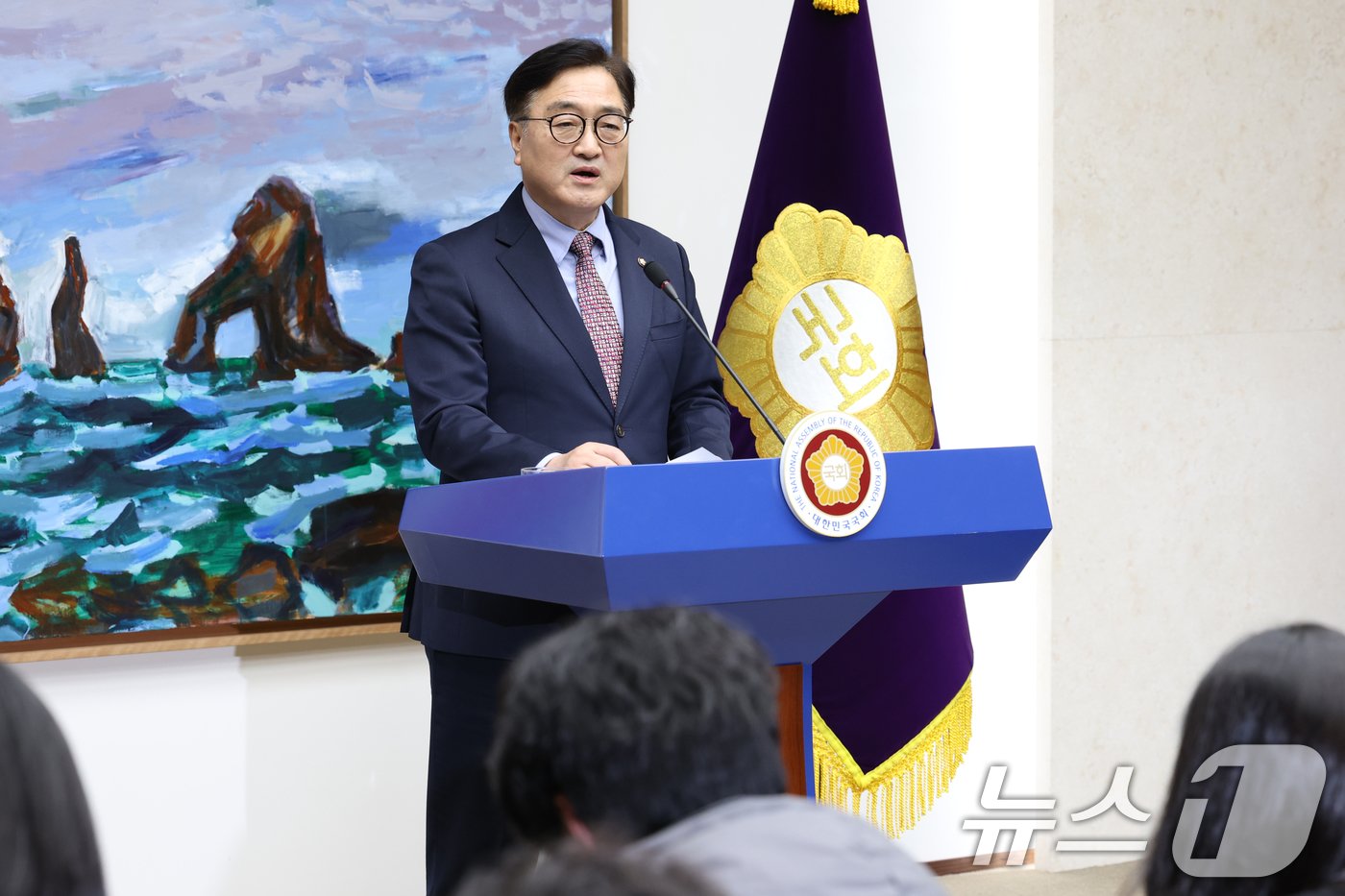 본문 이미지 - 우원식 국회의장이 24일 오후 서울 여의도 국회에서 기자회견을 하고 있다. 2024.12.24/뉴스1 ⓒ News1 이광호 기자