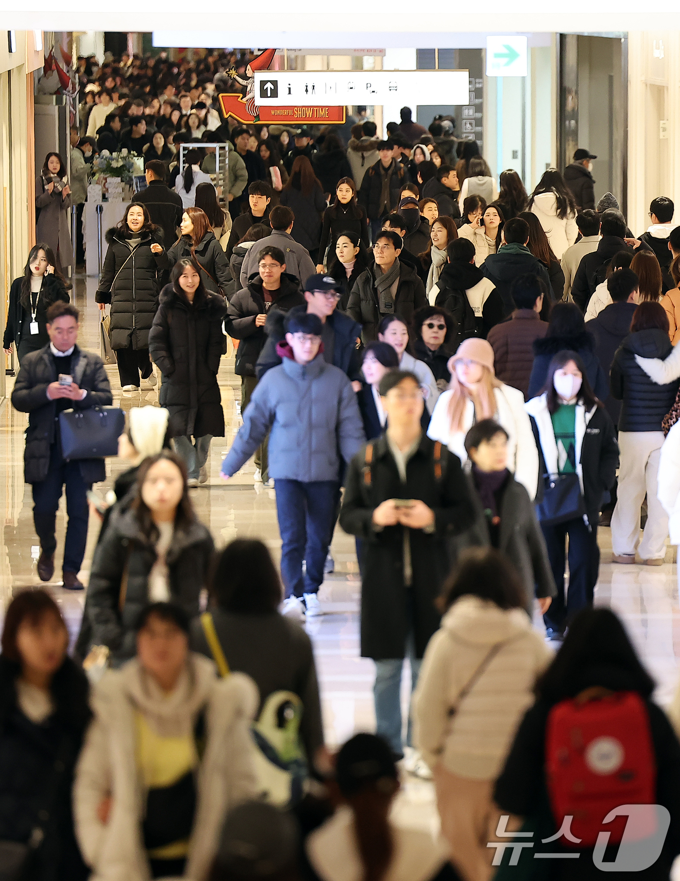 (서울=뉴스1) 김진환 기자 = 성탄절을 하루 앞둔 24일 오후 서울 송파구 롯데월드몰이 시민들로 북적이고 있다. 2024.12.24/뉴스1