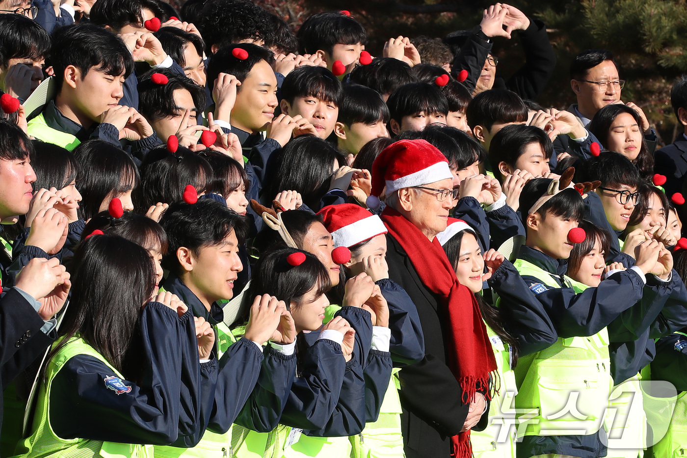 (대구=뉴스1) 공정식 기자 = 24일 대구 달서구 계명대학교 성서캠퍼스에서 열린 '2024학년도 동계 국외봉사활동 발대식'에 참석한 학생들이 기념촬영을 하고 있다.겨울방학을 맞아 …