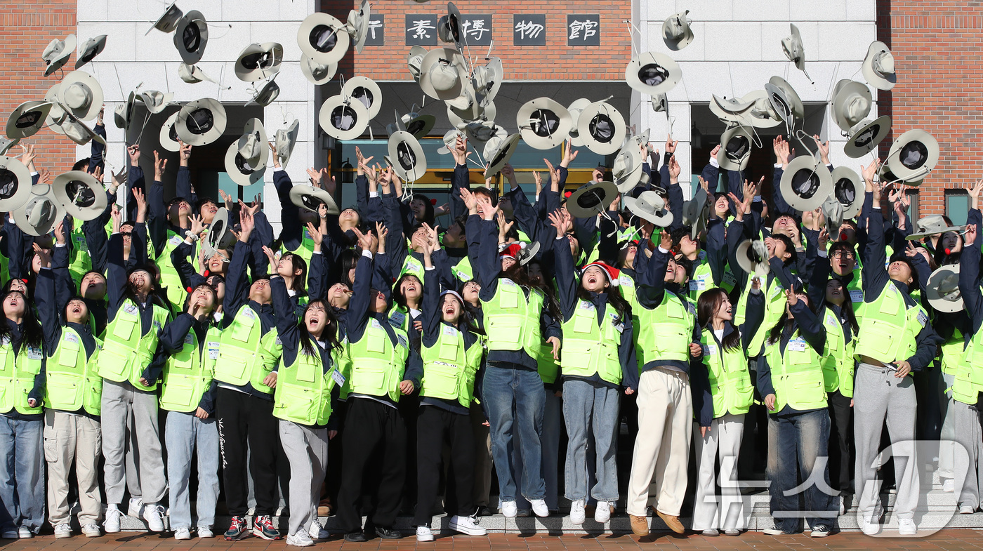 (대구=뉴스1) 공정식 기자 = 24일 대구 달서구 계명대학교 성서캠퍼스에서 열린 '2024학년도 동계 국외봉사활동 발대식'에 참석한 학생들이 최선을 다할 것을 다짐하며 모자를 던 …