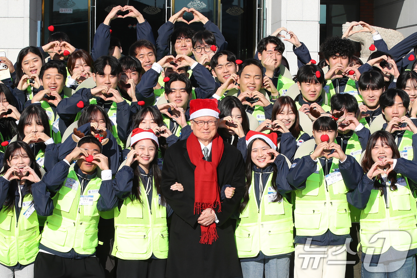 (대구=뉴스1) 공정식 기자 = 24일 대구 달서구 계명대학교 성서캠퍼스에서 열린 '2024학년도 동계 국외봉사활동 발대식'에 참석한 학생들이 기념촬영을 하고 있다.겨울방학을 맞아 …