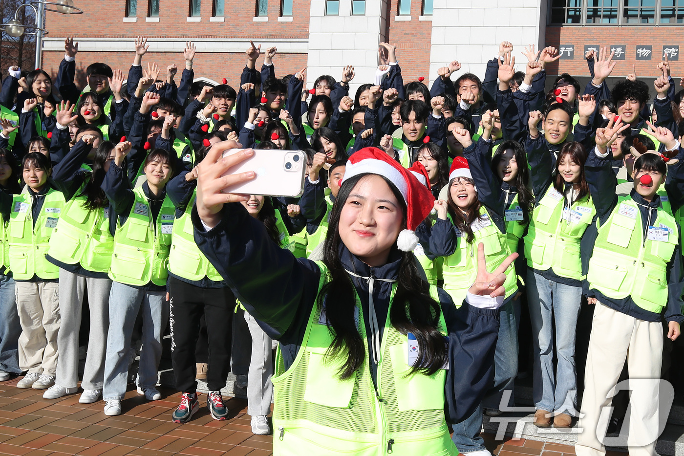 (대구=뉴스1) 공정식 기자 = 24일 대구 달서구 계명대학교 성서캠퍼스에서 열린 '2024학년도 동계 국외봉사활동 발대식'에 참석한 학생들이 기념촬영을 하고 있다.겨울방학을 맞아 …