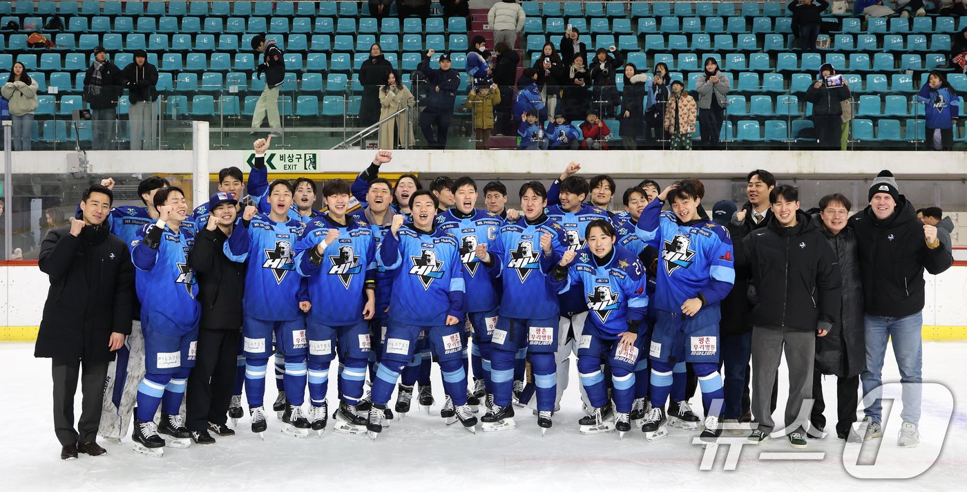 24일 오후 서울 양천구 목동 실내 아이스링크에서 열린 전국종합아이스하키 선수권 대회 결승전 HL안양과 연세대의 경기에서 우승을 차지한 HL안양 선수들이 기념촬영을 하고 있다. 2024.12.24/뉴스1 ⓒ News1 이승배 기자